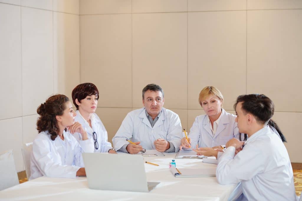 medicos discutiendo efectos secundarios cytotec 1